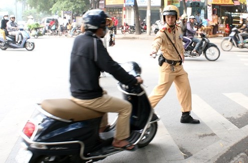 CSGT mặc qu&acirc;n phục th&igrave;&nbsp;buộc phải tuần tra, kiểm so&aacute;t một c&aacute;ch c&ocirc;ng khai.(Ảnh: B&aacute;o Hưng Y&ecirc;n).