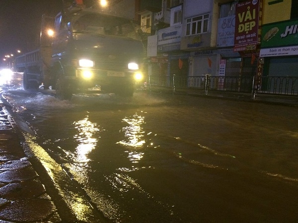 Khi sự việc xảy ra, đoạn đường b&ocirc;ng dưng biến th&agrave;nh s&ocirc;ng.