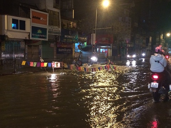 C&aacute;c phương tiện lưu th&ocirc;ng qua đoạn đường n&agrave;y gặp rất nhiều kh&oacute; khăn.
