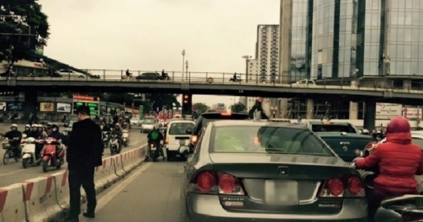 Người đàn ông ngang nhiên “tè” giữa phố sẽ bị xử lý thế nào?