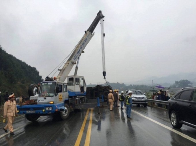 Lực lượng chức năng c&oacute; mặt tại hiện trường để giải quyết vụ tai nạn. Ảnh: Y&ecirc;n B&aacute;i 24h