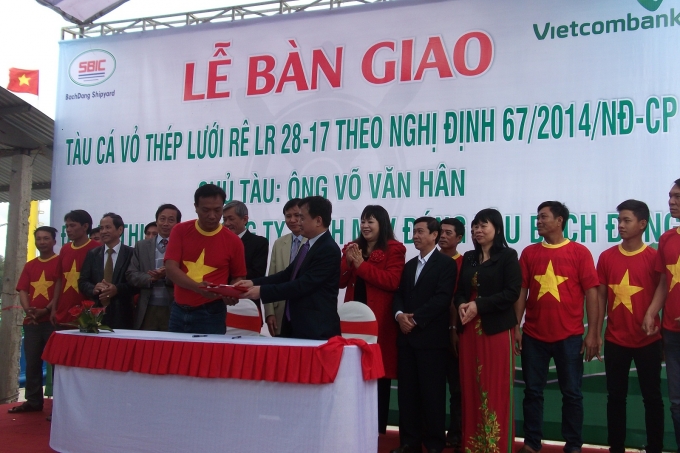 Lễ b&agrave;n giao t&agrave;u c&aacute; vỏ th&eacute;p cho ngư d&acirc;n H&acirc;n.