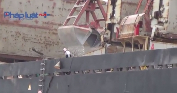 Nghi án "đầu voi đuôi chuột" khiến bức tranh Vịnh Hạ Long bị hoen ố?