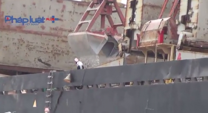 H&igrave;nh ảnh sang tải h&agrave;ng h&oacute;a tr&agrave;i ph&eacute;p tr&ecirc;n Vịnh Hạ Long g&acirc;y &ocirc; nhiễm m&ocirc;i trường.