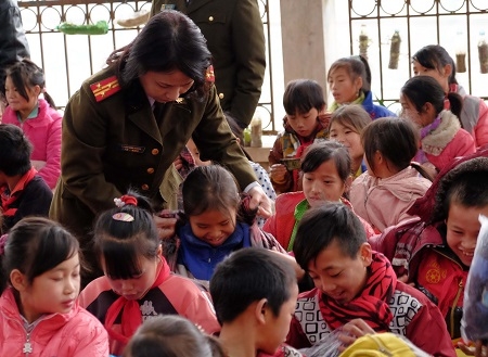 V&agrave; khuyến kh&iacute;ch tinh thần học tập của c&aacute;c em.