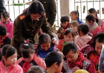 Chiến sĩ Công an TP Hà Nội “dựng” mái che cho HS nghèo vùng biên