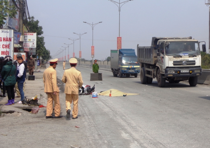 Lực lượng CSGT c&oacute; mặt kịp thời xử l&yacute; vụ tai nạn.