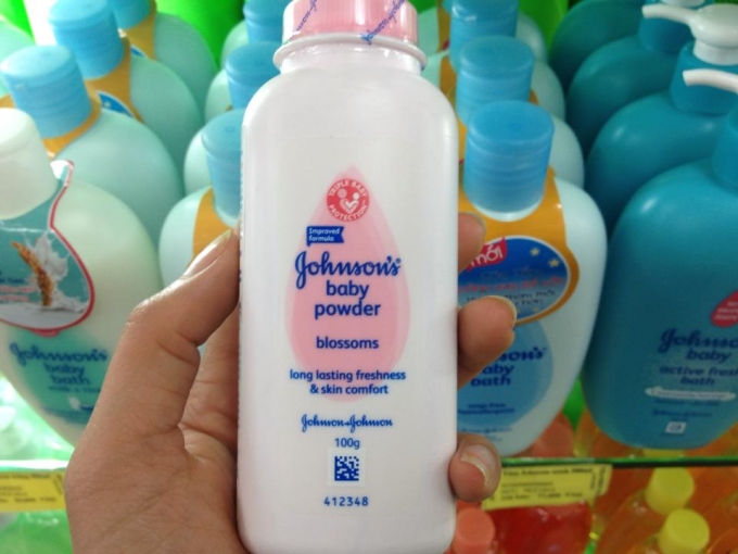 Người ti&ecirc;u d&ugrave;ng đang c&acirc;n nhắc khi mua sản phẩm&nbsp;phấn r&ocirc;m &ldquo;Johnson&rsquo;s baby powder&rdquo; của Johnson &amp;amp;amp; Johnson (Ảnh Thanh Huyền).