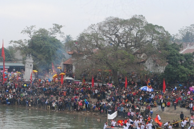 Biển người tập trung b&ecirc;n d&ograve;ng s&ocirc;ng Mai để xem hội thi đua thuyền. (Ảnh Duy Ngợi)