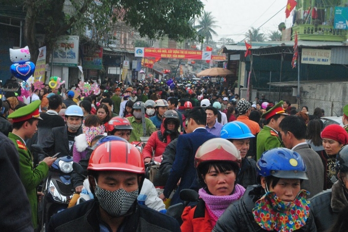 Giao th&ocirc;ng trước đền Cờn tắc nghẽn. (Ảnh Duy Ngợi).