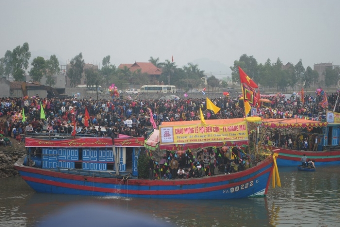 Người tr&ecirc;n thuyền, tr&ecirc;n bờ xem đua thuyền. (Ảnh Duy Ngợi)