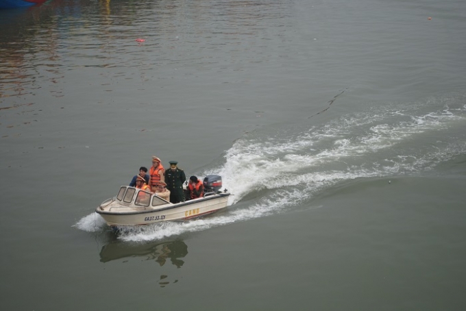 An ninh được thắt chặt trong lễ hội v&agrave; hội thi đua thuyền. (Ảnh Duy Ngợi).