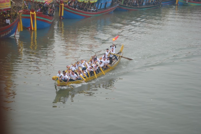 Về đ&iacute;ch. (Ảnh Duy Ngợi)