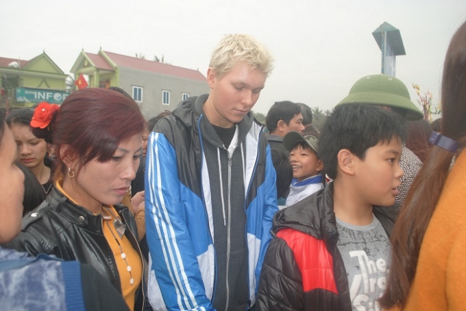 Du kh&aacute;ch nước ngo&agrave;i dự lễ hội đền Cờn. (Ảnh Duy Ngợi)