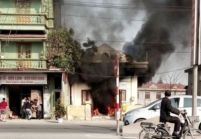 Kh&oacute;i&nbsp;đen bốc l&ecirc;n từ&nbsp;đ&aacute;m ch&aacute;y.