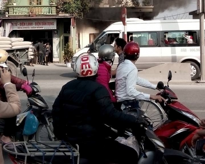 Nhiều người d&acirc;n hiếu kỳ&nbsp;đứng dọc&nbsp;đường xem bưu&nbsp;điện ch&aacute;y.