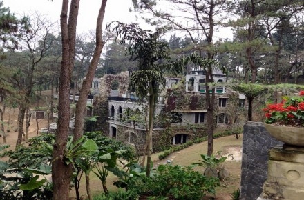 Một g&oacute;c khu Le Mont Bavi Resort &amp;amp;amp; Spa được quảng c&aacute;o l&agrave; 4 sao giữa Vườn Quốc gia Ba V&igrave;.