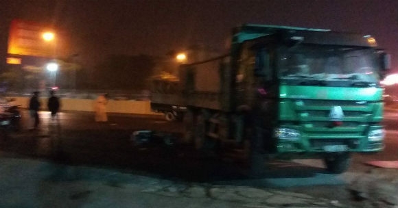 Một chiếc xe tải g&acirc;y tai nạn giao th&ocirc;ng tr&ecirc;n tuyến Quốc lộ 32 v&agrave;o l&uacute;c rạng s&aacute;ng.