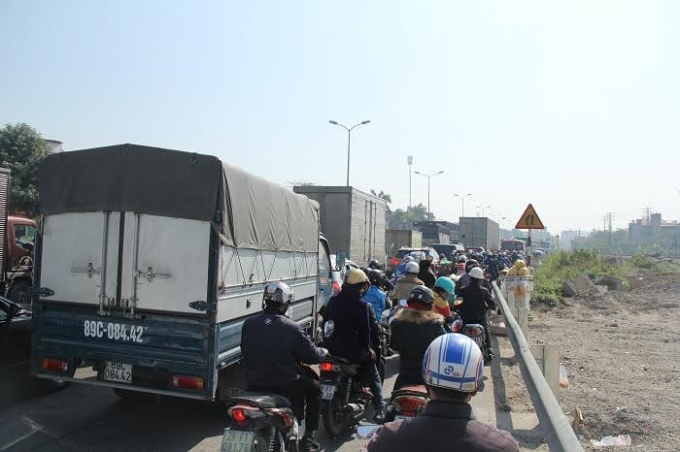 H&agrave; Nội: Chờ t&agrave;u, h&agrave;ng trăm &ocirc; t&ocirc; l&acirc;m cảnh &ugrave;n tắc nghi&ecirc;m trọng