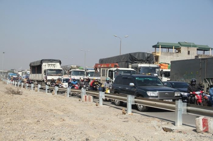 H&agrave; Nội: Chờ t&agrave;u, h&agrave;ng trăm &ocirc; t&ocirc; l&acirc;m cảnh &ugrave;n tắc nghi&ecirc;m trọng
