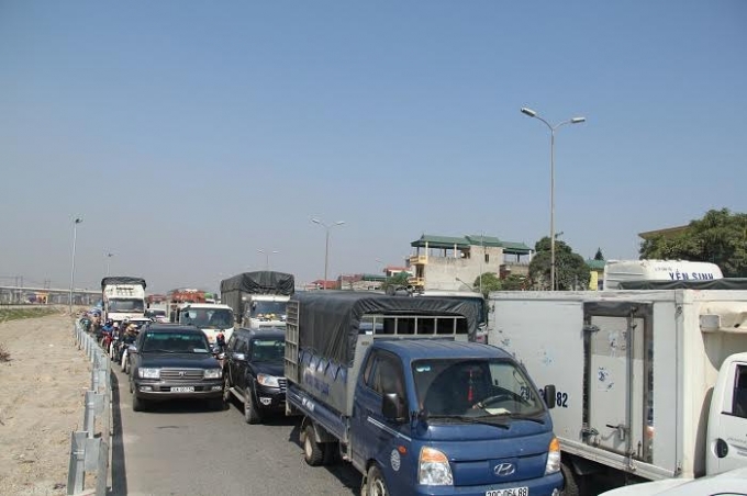 H&agrave; Nội: Chờ t&agrave;u, h&agrave;ng trăm &ocirc; t&ocirc; l&acirc;m cảnh &ugrave;n tắc nghi&ecirc;m trọng