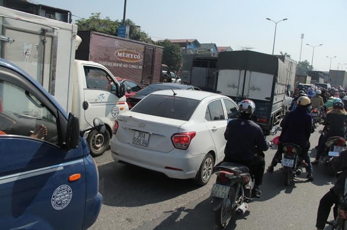 H&agrave; Nội: Chờ t&agrave;u, h&agrave;ng trăm &ocirc; t&ocirc; l&acirc;m cảnh &ugrave;n tắc nghi&ecirc;m trọng