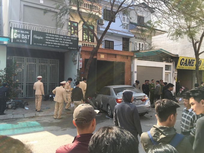 Cơ quan chức năng tiến h&agrave;nh phong tỏa, kh&aacute;m nghiệm hiện trường vụ tai nạn.