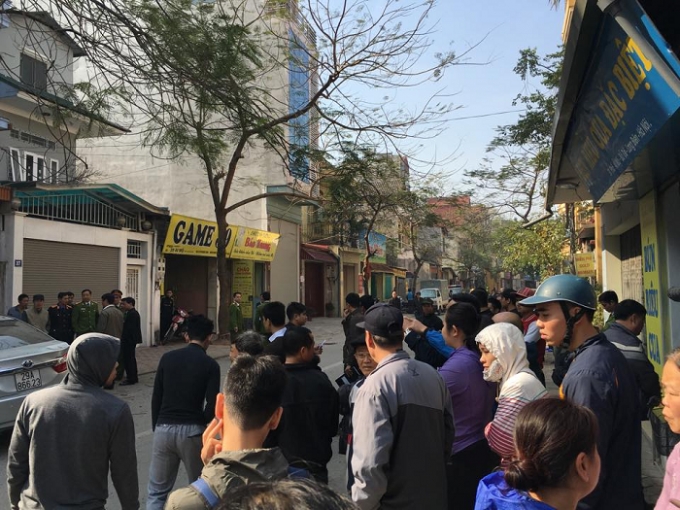 H&agrave;ng trăm người d&acirc;n b&agrave;ng ho&agrave;ng trước sự việc xảy ra.