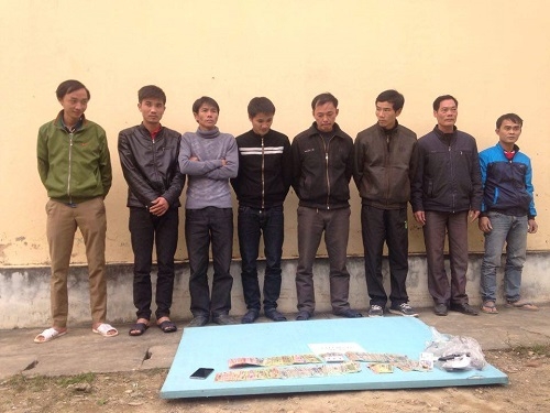 C&aacute;c đối tượng v&agrave; tang vật tại cơ quan điều tra.