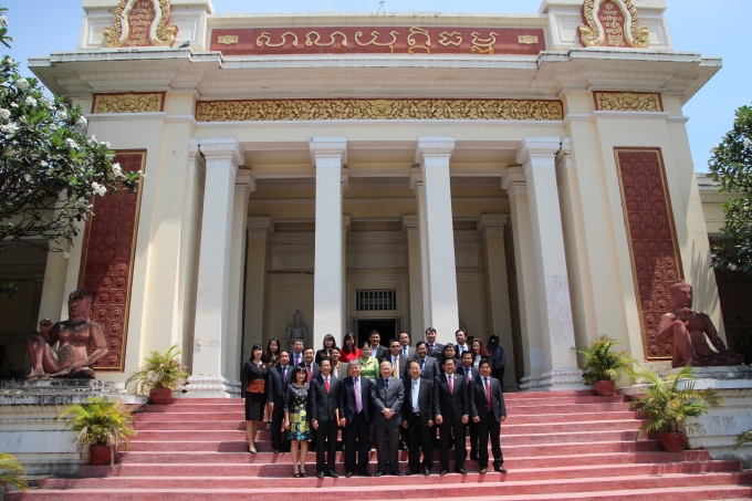 Đo&agrave;n c&ocirc;ng t&aacute;c do chụp ảnh kỷ niệm trước Bộ Tư ph&aacute;p Cam-Pu-Chia.