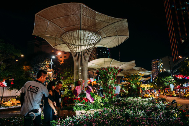 Đường hoa Nguyễn Huệ k&eacute;o d&agrave;i th&ecirc;m ng&agrave;y hội