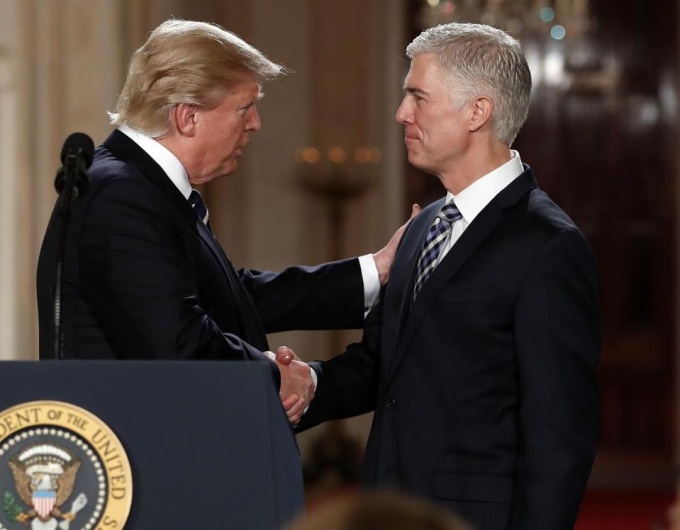 Tổng thống Mỹ Donald Trump bắt tay &ocirc;ng Neil Gorsuch. (Ảnh: AP)