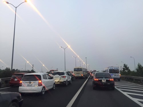 H&agrave;ng trăm phương tiện &ugrave;n ứ tr&ecirc;n cao tốc Cầu Giẽ - Ninh B&igrave;nh.