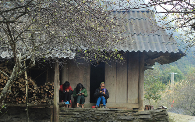 C&aacute;c c&ocirc; g&aacute;i M&ocirc;ng đến tuổi cập k&ecirc; đều được b&agrave;, được mẹ dạy th&ecirc;u th&ugrave;a, tự chuẩn bị v&aacute;y &aacute;o đi chơi hội.