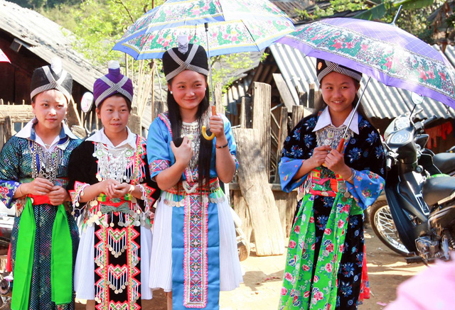 Ng&agrave;y Tết, c&aacute;c thiếu nữ người M&ocirc;ng miền T&acirc;y Nghệ An sẽ x&uacute;ng x&iacute;nh trong những bộ trang phục sặc sỡ đi chơi Xu&acirc;n.