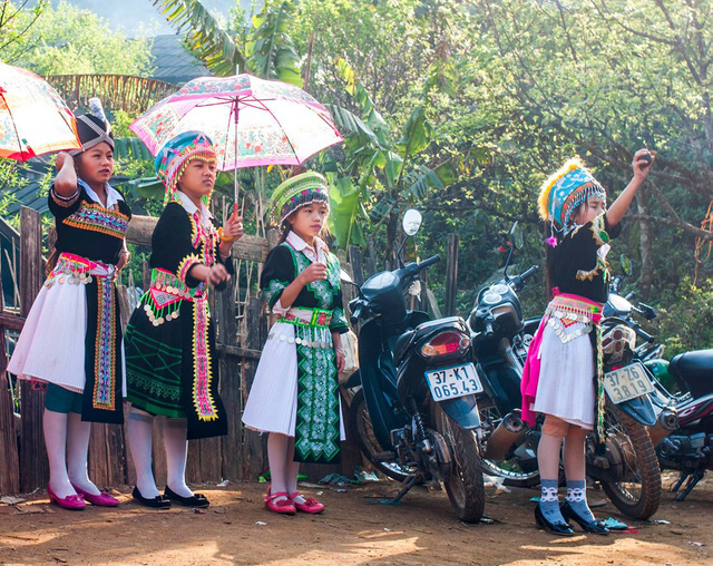 C&aacute;c thiếu nữ người M&ocirc;ng chơi n&eacute;m c&ograve;n trong ng&agrave;y Tết. Từ những ng&agrave;y hội n&agrave;y, c&aacute;c ch&agrave;ng trai, c&ocirc; g&aacute;i M&ocirc;ng sẽ t&igrave;m hiểu v&agrave; tiến đến h&ocirc;n nh&acirc;n.