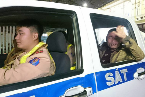 Anh Phạm Văn Vụ (Hải Dương) được Đội cảnh s&aacute;t giao th&ocirc;ng số 5 d&ugrave;ng xe c&ocirc;ng vụ đưa về qu&ecirc; ăn Tết v&agrave;o đ&ecirc;m 30. Ảnh:&nbsp;Dương Hiệp.