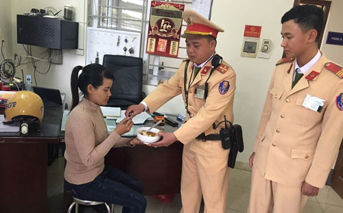 Ng&agrave;y m&ugrave;ng 2 Tết,&nbsp;chị Trần Thị Kạch (Hậu Giang) được Đội cảnh s&aacute;t giao th&ocirc;ng số 6 gi&uacute;p đỡ&nbsp;ăn, nghỉ v&agrave; mua v&eacute; về qu&ecirc;. Ảnh:&nbsp;Dương Hiệp.