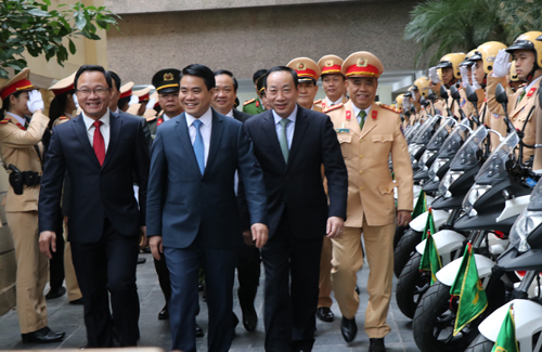 Chủ tịch UBND TP H&agrave; Nội Nguyễn Đức Chung biểu dương việc gi&uacute;p đỡ nh&acirc;n d&acirc;n của lực lượng cảnh s&aacute;t giao th&ocirc;ng th&agrave;nh phố. Ảnh:&nbsp;V&otilde; Hải.