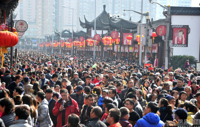 H&agrave;ng triệu du kh&aacute;ch TQ tr&agrave;n về c&aacute;c điểm du lịch