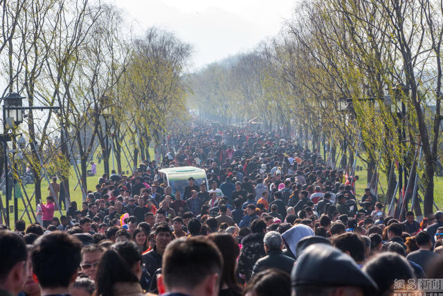 H&agrave;ng triệu du kh&aacute;ch TQ tr&agrave;n về c&aacute;c điểm du lịch