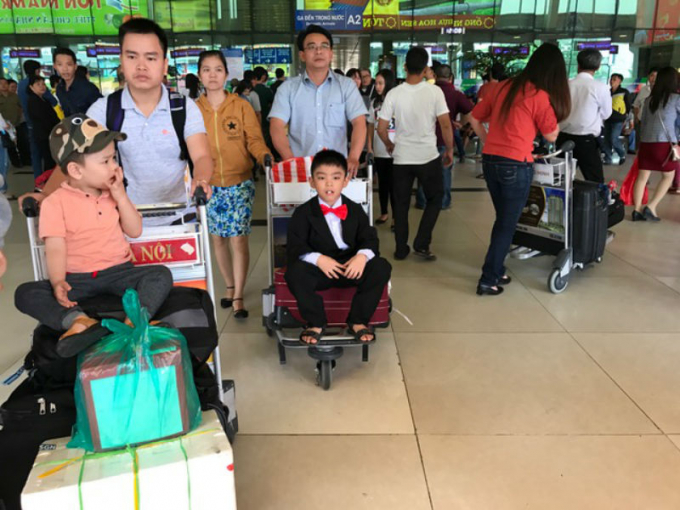 Người d&acirc;n đổ về S&agrave;i G&ograve;n qua s&acirc;n bay T&acirc;n Sơn Nhất.