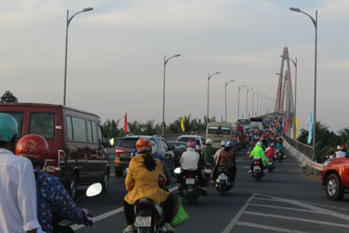 D&acirc;n miền T&acirc;y đổ về S&agrave;i G&ograve;n qua cầu Rạch Miễu.