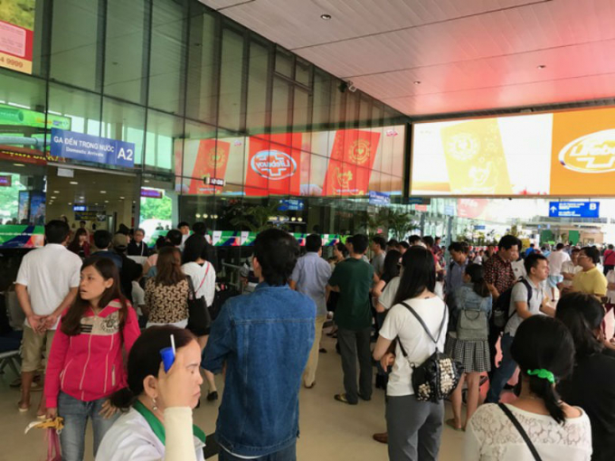 Khu vực ga đến của s&acirc;n bay T&acirc;n Sơn Nhất kh&aacute; đ&ocirc;ng kh&aacute;ch nhưng kh&ocirc;ng xảy ra t&igrave;nh trạng &ugrave;n tắc.