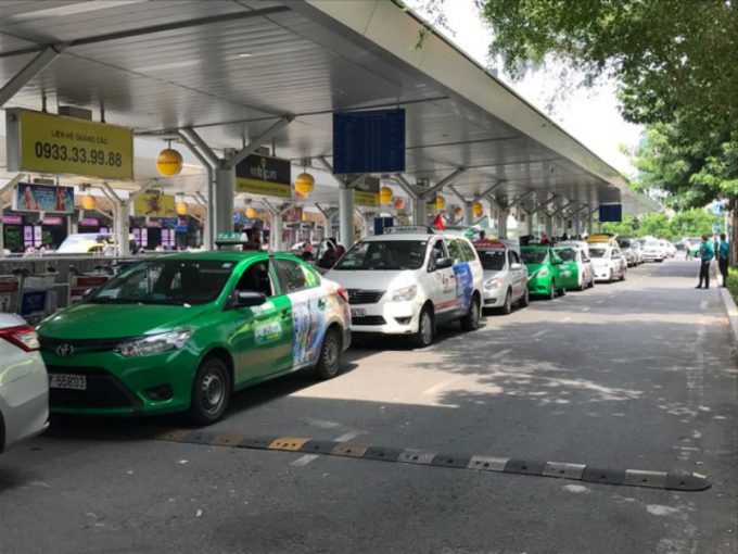Lượng taxi, &ocirc; t&ocirc; c&aacute;c loại xếp h&agrave;ng d&agrave;i tại s&acirc;n bay T&acirc;n Sơn Nhất.