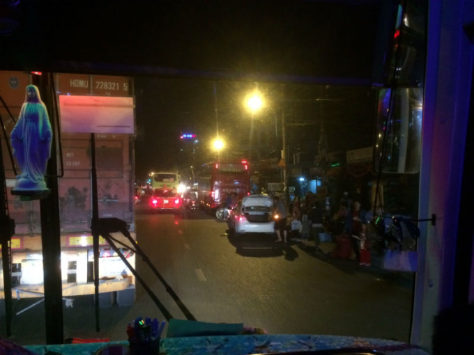 C&aacute;c nh&agrave; xe dừng, trả kh&aacute;ch ngay trước cổng ch&iacute;nh bến xe miền Đ&ocirc;ng, thời điểm rạng s&aacute;ng m&ugrave;ng 5 Tết, tranh thủ thời điểm CSGT, Thanh tra giao th&ocirc;ng...chưa kiểm so&aacute;t gắt gao.