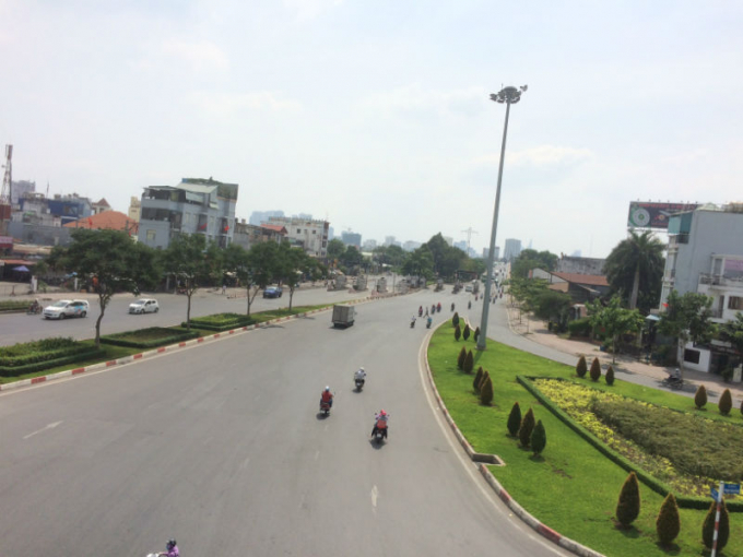 Đầu giờ chiều m&ugrave;ng 5 Tết, cửa ng&otilde; v&agrave;o bến xe miền Đ&ocirc;ng vắng vẻ. C&aacute;c nh&agrave; xe được cho l&agrave; trả kh&aacute;ch ở khu vực gi&aacute;p ranh với tỉnh B&igrave;nh Dương v&agrave; lập tức quay về tỉnh đ&oacute;n kh&aacute;ch.