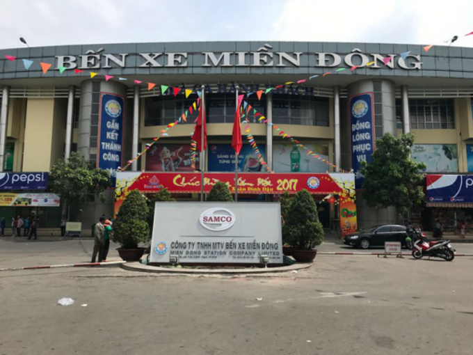 Cảnh vắng vẻ kh&oacute; tin ở cổng ch&iacute;nh bến xe miền Đ&ocirc;ng.