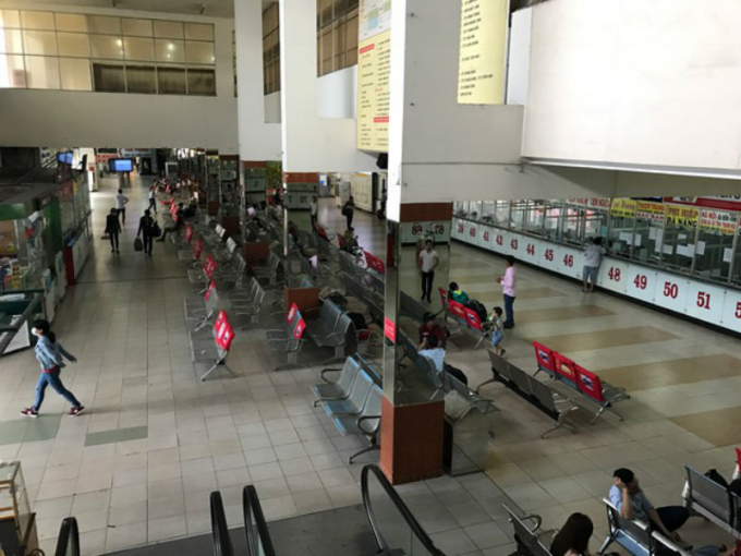 B&ecirc;n trong, rất &iacute;t người rời S&agrave;i G&ograve;n đi c&aacute;c tỉnh qua bến xe miền Đ&ocirc;ng.&nbsp;