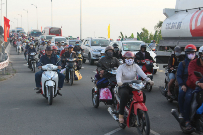 C&aacute;c tuyến đường từ miền T&acirc;y đổ về S&agrave;i G&ograve;n lu&ocirc;n đ&ocirc;ng đ&uacute;c xe cộ. Do đoạn đường di chuyển ngắn, nhiều người chọn xe gắn m&aacute;y để trở lại TP.